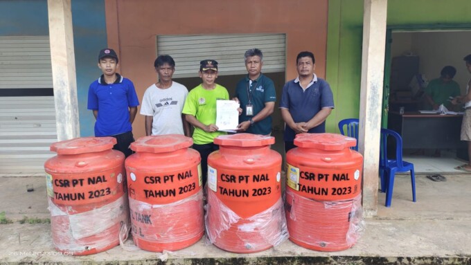 BANTUAN : PT NAL menyerahkan bantuan tendon air untuk sanitasi pos ronda di Desa Perigi Raya.