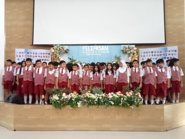 BERPISAH: Sejumlah siswa kelas VI dari SDN 4 Menteng Palangka Raya tengah mengikuti rangkaian acara pelepasan peserta didik kelas VI SDN 4 Menteng tahun pelajaran 2022/2023 di Aula Bapelkes, Palangka Raya, Rabu (14/6).FOTO : AKHMAD DHANI/KALTENG POS