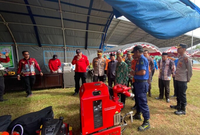 CEGAH KARHUTLA: Wakil Ketua I DPRD Kapuas Yohanes bersama Plt Bupati Kapuas, saat meninjau peralatan kebakaran dalam Apel Gabungan, Kamis (15/6).