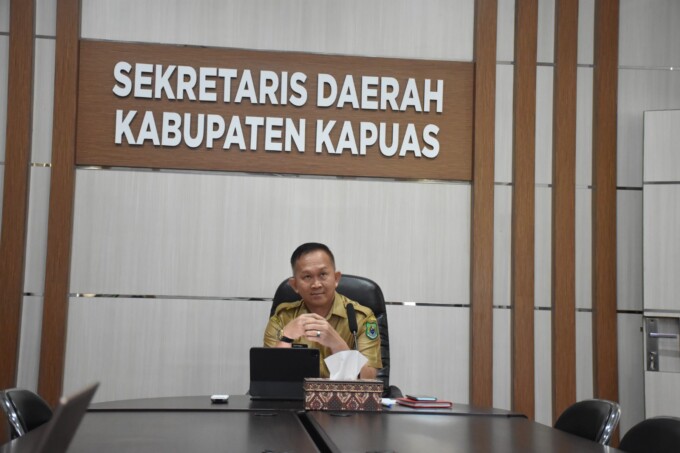 NARASUMBER: Sekda Kapuas Drs Septedy, M.Si saat menjadi Narasumber pembekalan KKN Reguler Periode I Tahun 2023 UPR, di ruang rapat pimpinan Sekda Kapuas, Selasa (13/6).