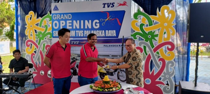 GRAND OPENING: Owner TVS Palangka Raya Teguh Juandi (kanan) saat menyerahkan tumpeng kepada Dir PT TMCI Rajesh Ramani di Showroom TVS Palangka Raya, Sabtu (17/6).