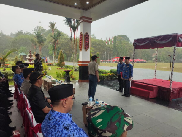 APEL: Bupati Katingan Sakariyas usai turun dari mimbar, setelah memimpin apel gabungan. Meskipun kondisi cuaca ketika itu hujan deras di halaman Kantor Bupati Katingan, namun kegiatan apel tetap berjalan hingga selesai, Senin (19/6).