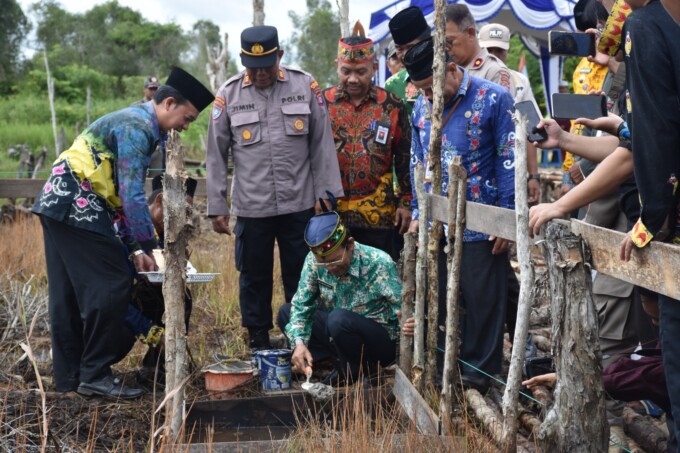 PELETAKAN: Plt Bupati Kapuas HM Nafiah Ibnor melakukan peletakan batu pertama pembangunan Masjid Ar-Raudah di Yayasan Pondok Pesantren Bifahmiddin Kuala Kapuas di Jalan Pemuda Km 5,5, Kamis (15/6).
