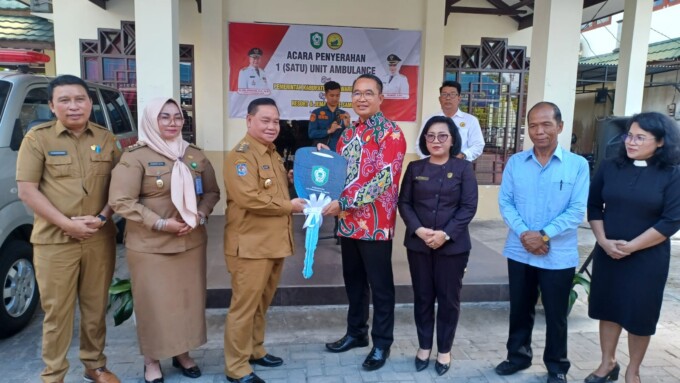 SERAHKAN: Bupati Kotim Halikinnor didampingi Wakil Bupati Irawati, Ketua DPRD Kotim Dra.Rinie dan Sekda Fajrurrahman menyerahkan mobil ambulance kepada Ketua Majelis Resort GKE Sampit, sekaligus Ketua Majelis GKE Sampit, Pendeta Modeo Rapano, Selasa (13/6
