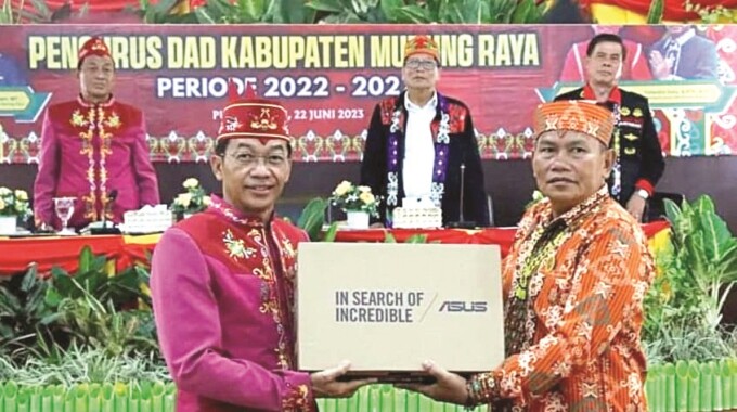 DUKUNG KINERJA: Bupati Mura, Perdie M Yoseph secara simbolis menyerahkan bantuan laptop kepada damang dalam rangka mendukung kinerja damang di Murung Raya, Kamis (22/6).