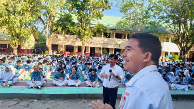 MOTIVASI : Plt Kepala SMAN 2 P.Raya I Wayan Sarman dan siswa menyimak motivasi Dr. Gunarjo S Budi MSc.