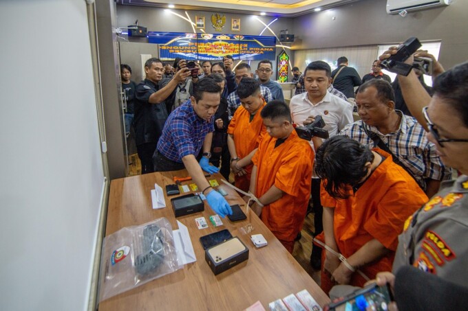 NEKAT : Bau oranye Dari kiri, Lina, Ajo, dan Mustika, disangkakan pasal pembunuhan berencana atas kematian Bue Lodoy. ARIEF PRATHAMA/KALTENG POS