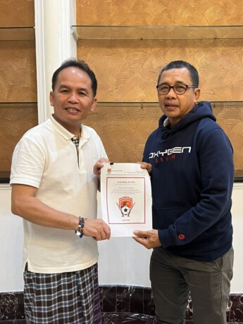 PELATIH BARU: CEO Kalteng Putra H Agustiar Sabran (kiri) memperlihatkan dokumen kontrak pelatih Jafri Sastra untuk Liga 2 musim 2023-2024.