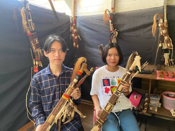 GENERASI PENERUS: Kristiyadi (kiri) bersama kakaknya Ariniawati memperlihatkan dua mandau hasil produksi Huma Mandau.