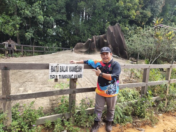 BATU KERAMAT: Wartawan Kalteng Pos Jeri berpose di Batu Balai Kameluh Desa Tumbang Kanei,  Kecamatan Sanaman Mantikei.