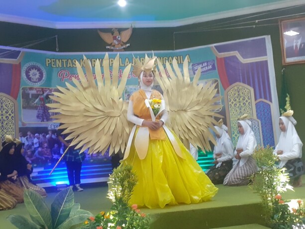 KARYA SISWA  : Seorang siswa menunjukan hasil karya pada kegiatan Expo Pane Hasil Karya Projek Penguatan Profil Pelajar Pancasila, Kamis (22/6). HUMAS SMAN MUHAMMADIYAH 1
