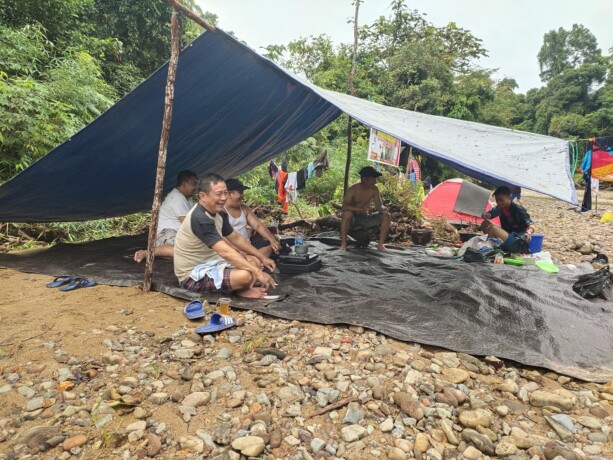 MENYATU DENGAN ALAM: Tenda rombongan ekspedisi mendirikan tenda di tepian Sungai Roha, Desa Tumbang Tangoi, Kecamatan Petak Malai, Rabu (14/6). JERI/KALTENG POS