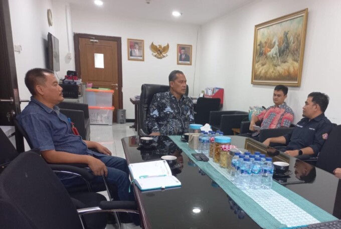 SILATURAHMI: Ketua Karang Taruna Kalteng Chandra Ardinata bersama Dinsos Kalteng melakukan koordinasi dengan pejabat Kemensos RI di Jakarta, Rabu (21/6). HUMAS UNTUK KALTENG POS