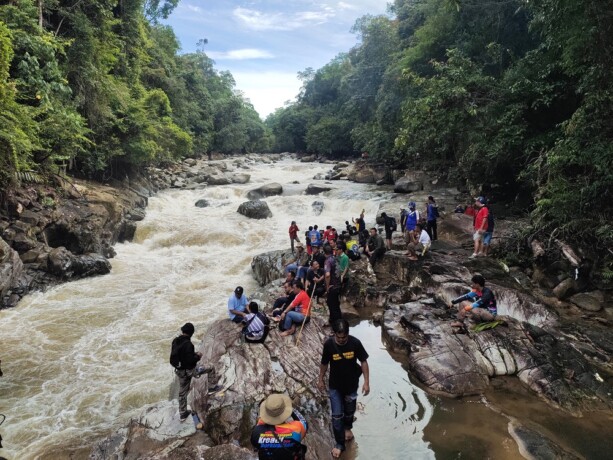 PESONA ALAM: Rombongan bupati katingan saat berada di Riam Jerawi, Desa Tumbang Tangoi, Kecamatan Petak Malai, Katingan.