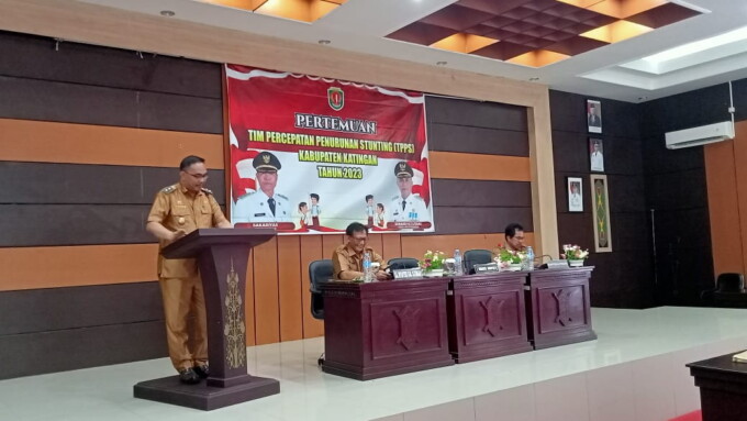 PEMBUKAAN: Wakil Bupati Katingan Sunardi NT Litang ketika membuka kegiatan pertemuan dan percepatan penurunan stunting dan penandatanganan MoU intervensi calon pengantin atau calon pasangan usia subur dalam upaya pencegahan terjadinya kasus stunting denga