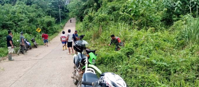 GOTONG ROYONG : Babinsa Koramil 1013-10 Tanah Siang bersama warga gotong royong membersihkan jalan di Desa Konut, Kabupaten Murung Raya, Jumat (16/6). FOTO PENDIM 1013/MTW