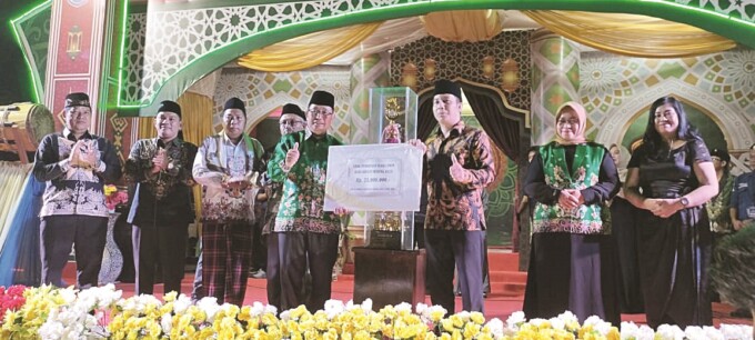 PENUTUPAN: Waket II DPRD Mura, Rahmanto Muhidin (tiga dari kanan) menghadiri penutupan STQ ke-XI tingkat Kabupaten Murung Raya, Kamis (22/6).