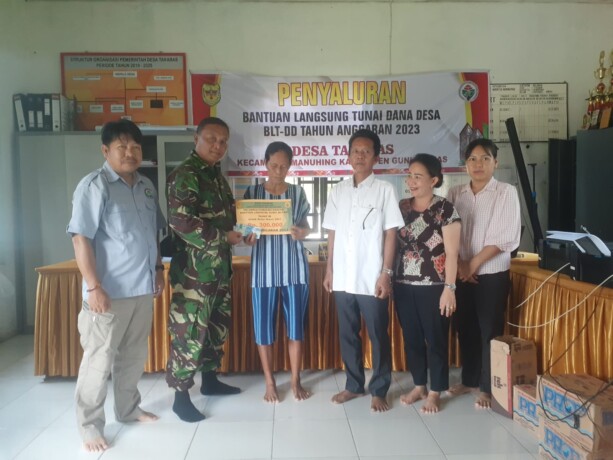 BAGI BLT DD : Babinsa Koramil 1016-04 Manuhing Serma Hendriantono mendampingi penyaluran BLT DD di Aula Kantor Desa Takaras, Kecamatan Manuhing, Kabupaten Gunung Mas, Rabu (7/6). FOTO : PENDIM 1016/PLK