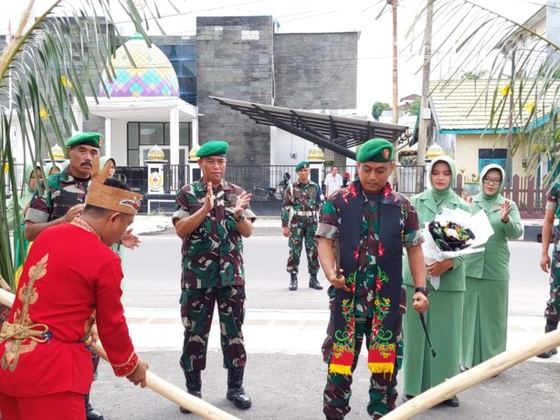 DANDIM BARU : Kodim 1015 Sampit melaksanakan tradisi penyambutan Dandim 1015/Spt yang baru Letkol Inf Muhammad Tandri Subrata di Makodim 1015 Sampit, Rabu (14/6).FOTO PENDIM 1015/SPT