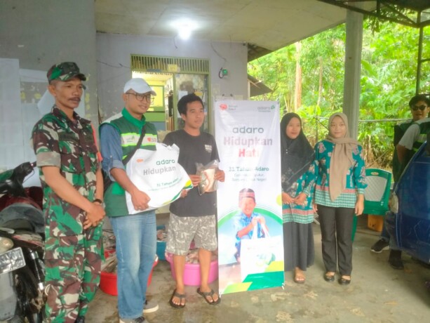 BANSOS : Babinsa Koramil 1012-03 Benua Lima mendampingi penyaluran bantuan sosial (bansos) kepada 106 kepala keluarga di Desa Banyu Landas, Kabupaten Barito Timur, Kamis (15/6). FOTO PENDIM 1012/BTK