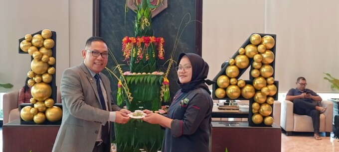 PUNCAK PERAYAAN : Corporate General Manager Aquarius Boutique Hotel Bayu Andi Bawono (kiri) saat menyerahkan kue bagi salah satu staff yang sudah 14 tahun bekerja di Aquarius Boutique Hotel Palangka Raya, Kamis (8/6).