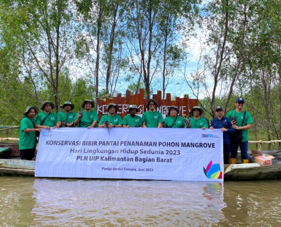 KEBERSAMAAN : Jajaran PT PLN UIP KLB saat penanaman 11.000 bibit mangrove di Pantai Seribu Cemara, Desa Sungai Bakau, Kecamatan Seruyan Hilir Timur, Kabupaten Seruyan, Rabu (07/6/2023).