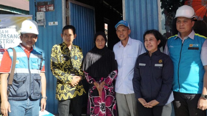 KEBERSAMAAN: GM PLN UID Kalselteng Muhammad Joharifin (kiri) bersama Camat Kota Besi Gusti Mukafii (dua dari kiri), Anggota Komisi VII DPR RI Iwan Kurniawan (tiga dari kanan), Sekretaris Direktorat Jenderal Ketenagalistrikan Ida Nuryatin Finahari (dua dar