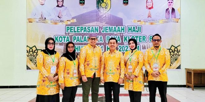 MENDAMPINGI: Kadinkes drg Andjar Hari Purnomo bersama sejumlah tenaga kesehatan terpilih untuk mendamping keberangkatan 229 JCH Kota Palangka Raya ke Embarkasi Banjarmasin.