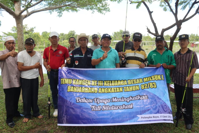 TEMU KANGEN: Milsuk I Banjarbaru 82-83 menggelar temu kangen yang diisi dengan susur sungai dan mancing bersama. FOTO : HUMAS POLDA