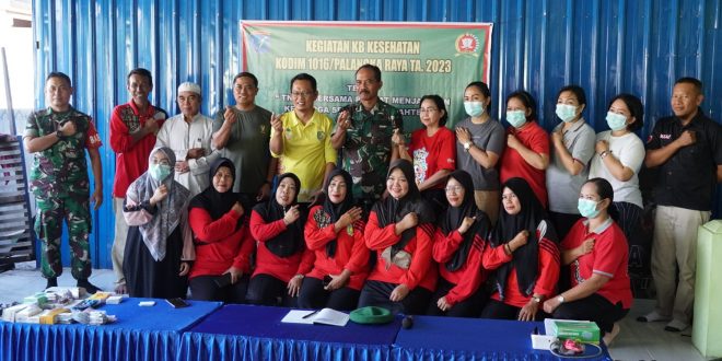 PROGRAM: Puskesmas Bukit Hindu dan Kodim 1016 Kota Palangka  Raya bekerja sama selenggarakan pemeriksaan kesehatan gratis  bagi warga Kelurahan Palangka di Jalan Mendawai VII, Jumat (23/6).