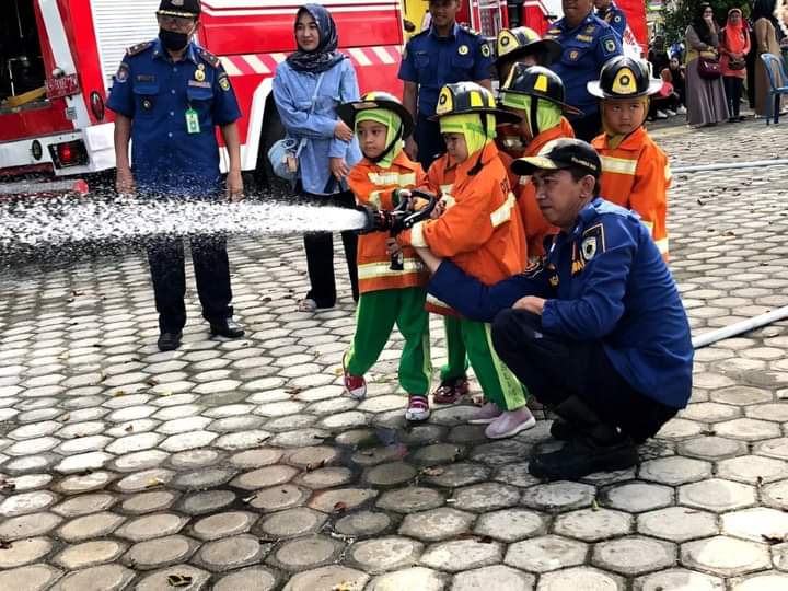 ANTUSIAS: Anak-anak dari TK RA Muslimat NU Palangka Raya antusias memadamkan api pada simulasi saat kunjungan ke Markas Dinas Pemadam Kebakaran dan Penyelamatan Kota Palangka Raya, Senin (26/6).