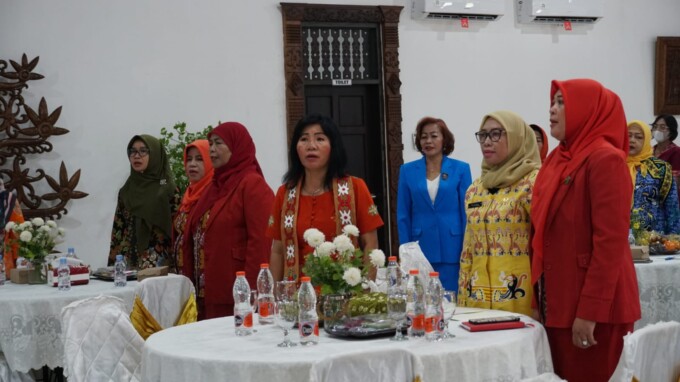 MUSDA: Plt Asisten Administrasi Umum Setda Kota Palangka Raya, Fifi Arfina (batik kuning) mewakili wali kota membuka Musda VI GOW Kota Palangka Raya. DISKOMINFO