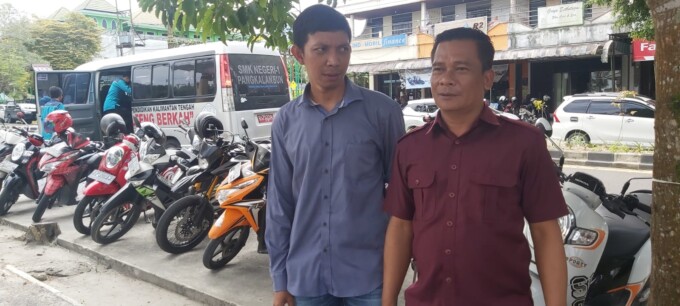 SAMBANG WARGA : Anggota DPRD Kobar Indrasani (kanan) menyambangi warga diwilayah Pangkalan  Bun, belum lama ini. SONY/KALTENG POS