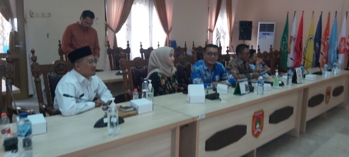 RAPAT: Para anggota DPRD Kobar ketika mengikuti rapat bersama dengan masyarakat, beberapa waktu lalu. (FOTO: SONY/KALTENG POS)