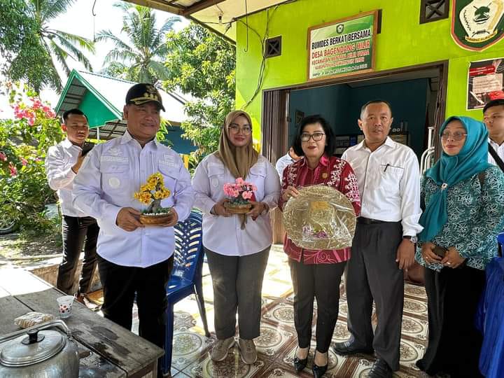HADIR: Ketua DPRD Kabupaten Kotim, Dra Rinie (batik merah) beserta Bupati Kotim HHalikinnor dan Wakil Bupati Irawati saat menghadiri acara Desa Anti Korupsi di Desa Bagendang Hilir, Kecamatan Mentaya Hilir Utara, beberapa waktu lalu.