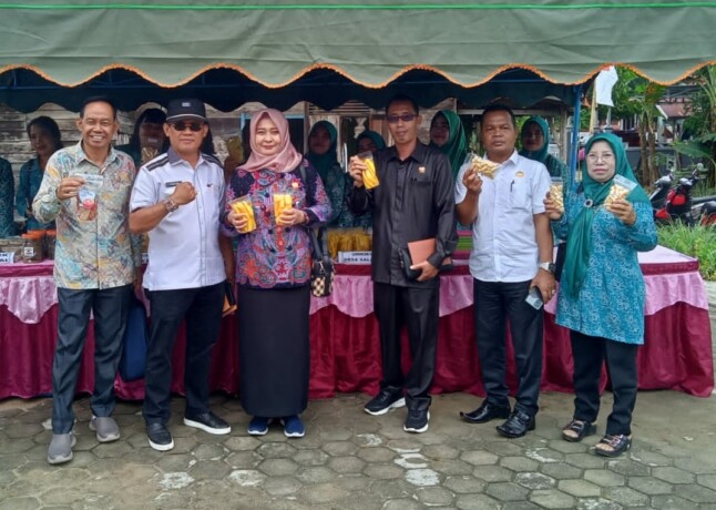 KEGIATAN UKM : Sejumlah anggota DPRD Barito Selatan menghadiri kegiatan UKM di Kecamatan Karau Kuala, beberapa waktu lalu.