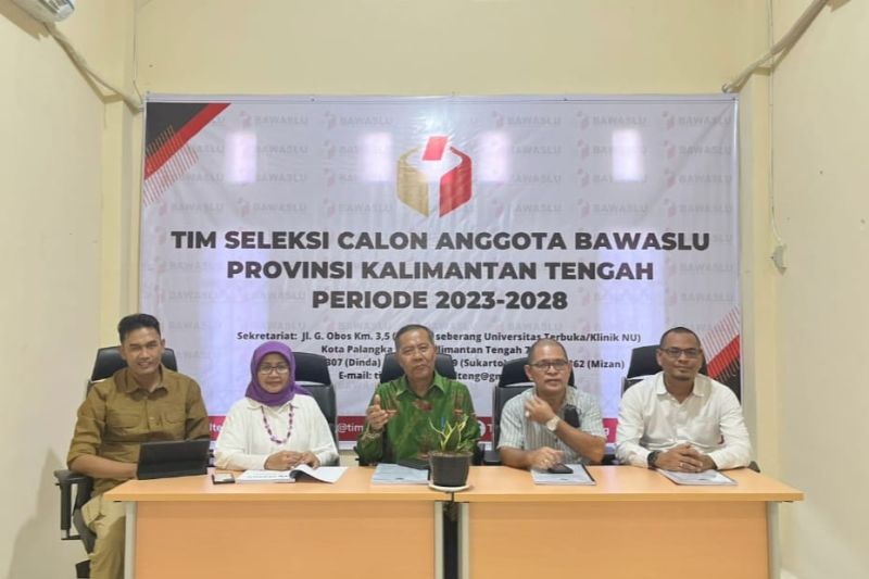 Tim Seleksi Anggota Bawaslu Kalteng saat konferensi pers, beberapa waktu lalu.