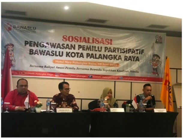 SOSIALISASI : Anggota Komisioner Bawaslu Kota Palangka Raya Eko Wahyudi (paling kanan) saat menyampaikan sambutan pada pembukaan sosialisasi pengawasan pemilu partisipatif di Ruang Puruk Cahu, Hotel Neo Palma, beberapa waktu lalu. FOTO : IRPAN/KALTENG POS