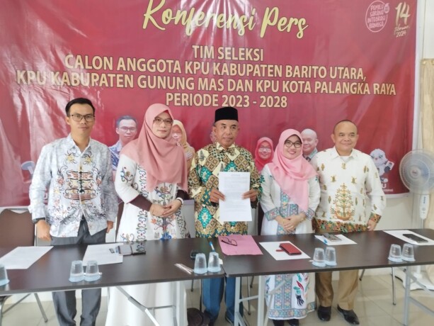 KONFERENSI PERS : Panitia tim seleksi secara resmi mengumumkan pembukaan pendaftaran calon anggota KPU untuk Kabupaten Barito Utara, Kota Palangka Raya dan Gunung Mas. FOTO : IRPAN JURAYZ/KALTENG POS
