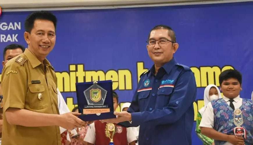 SERAHKAN PLAKAT: Bupati Barito Utara H Nadalsyah menyerahkan plakat daerah sebagai cendera mata kepada Kepala Balai Penjamin Mutu Pendidikan Provinsi Kalimantan Tengah Tomy Haridjaya pada pembukaan Forum Pemangku Kepentingan Daerah Barito Utara pelaksana