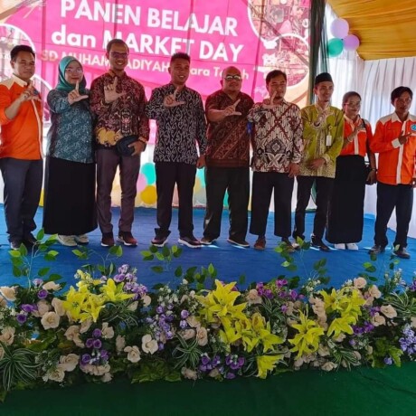 PANEN BELAJAR : Camat Teweh Tengah Jati Prayogo didampingi Ketua Komite SD Muhammadiyah yang juga anggota DPRD Barito Utara Mustafa Joyo Muchtar dan perwakilan Kankemenag Barito Utara, serta pejabat lainnya foto bersama saat menghadiri panen belajar dan m