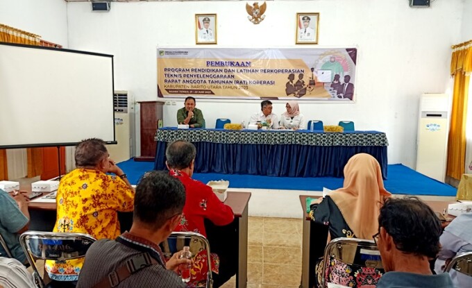 PELATIHAN : Pembukaan program pendidikan dan latihan perkoperasian teknis rapat anggota tahunan (RAT) koperasi yang dibuka Sekretaris Disnakertranskop UKM Yulis Anshari dan diikuti 25 peserta di Aula Disnakertranskop UKM setempat, Rabu (21/6).