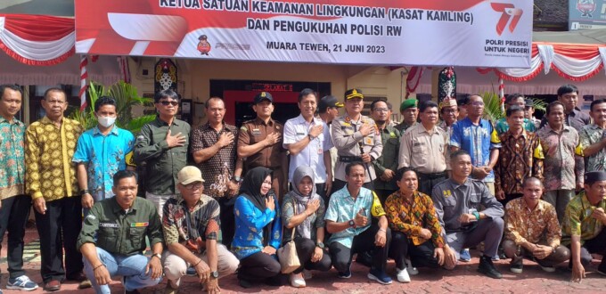 APEL : Sekretaris Daerah Barito Utara Muhlis didampingi Kapolres Barito Utara AKBP Gede Pasek Muliadnyana foto bersama peserta apel ketua satuan keamanan lingkungan dan pengukuhan polisi RW di halaman Mapolres Barito Utara, Rabu (21/6).