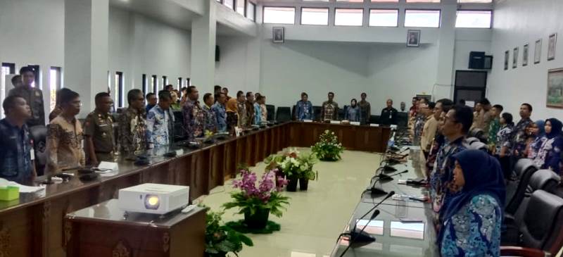 BIMTEK TTE : Wakil Bupati Barito Utara Sugianto Panala Putra didampingi Ketua DPRD Hj Mery Rukaini serta Sekda Muhlis dan undangan lainnya saat bimbingan teknis (bimtek) tanda tangan elektronik (TTE) bagi perangkat daerah lingkup pemkab setempat di ruang