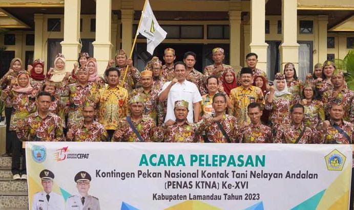 PELEPASAN : Bupati Lamandau H Hendra Lesmana saat melepas peserta KTNA asal Kabupaten Lamandau di Aula Kantor Setda Lamandau, beberapa waktu lalu.