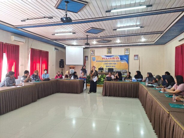 PELATIHAN : Sejumlah wirausaha diberikan pelatihan atau bimbingan teknis pada pelatihan kewirausahaan yang digelar oleh Pemkab Lamandau di aula Inspektorat setempat, Rabu (14/6). Kegiatan itu dibuka Bupati Lamandau H Hendra Lesmana.FOTO : HUMAS UNTUK KALT