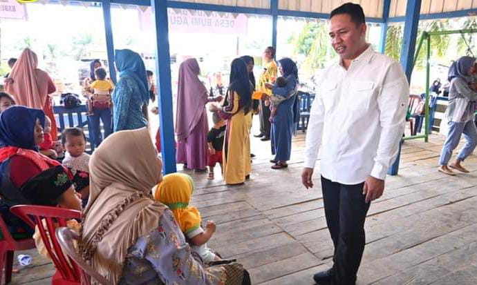 HADIR: Bupati Lamandau H Hendra Lesmana saat menghadiri penilaian lomba desa dan kelurahan di Balai Desa Bumi Agung, beberapa waktu lalu.