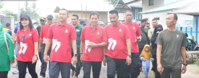 HUT BHAYANGKARA : Wakil Bupati Barito Utara Sugianto Panala Putra, Sekda Muhlis bersama Ketua DPRD Hj Mery Rukaini, FKPD dan kepala perangkat daerah saat menghadiri Bhayangkara Fun Walk untuk memeriahkan HUT ke-77 Bhayangkara tahun 2023 dengan mengikuti s