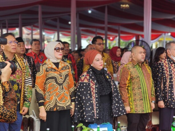 FOTO HUMAS DEWAN UNTUK KALTENG POS MENGHADIRI : Wakil Ketua III DPRD Kalimantan Tengah Faridawaty Darland Atjeh (tiga dari kiri) saat menghadiri opening ceremony Teknologi Tepat Guna Nusantara XXIV di Lampung, beberapa waktu lalu.