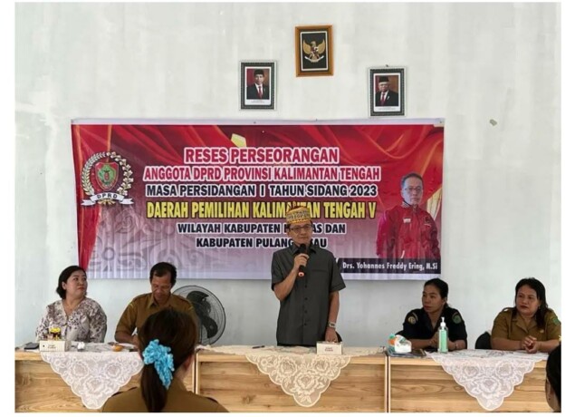 SERAP ASPIRASI : Anggota DPRD Provinsi Kalteng dari daerah pemilihan V yang meliputi Kabupaten Kapuas dan Pulang Pisau, Yohannes Freddy Ering saat melaksanakan reses perseorangan di wilayah dapil Kalteng V, beberapa waktu lalu. FOTO : HUMAS DEWAN UNTUK KA
